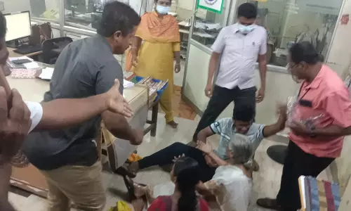 ராசிபுரம் சார்பதிவாளர் அலுவலகத்தில் மூதாட்டி தீக்குளிக்க முயற்சி