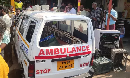 பரமத்திவேலூரில் விபத்தில் சிக்கியவர்களை அழைத்து சென்ற தனியார் ஆம்புலன்ஸ் சாலையில் கவிழ்ந்தது-டிரைவர் பலத்த காயம்