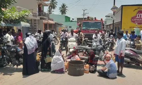 பாலக்கோடு ரேஷன் கடையில்மண்எண்ணெய் வழங்ககோரி பொதுமக்கள் சாலை மறியல்