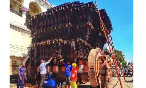 தேரோட்டத்திற்கு தயாராகும் தேர்