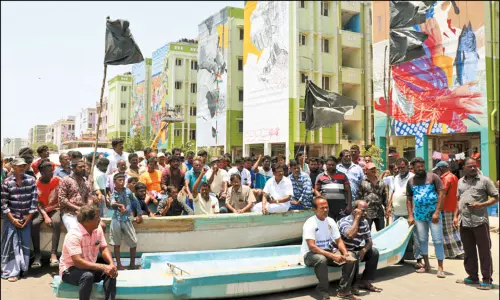 சென்னை நொச்சிக்குப்பத்தில் மீண்டும் வெடித்த போராட்டம்: சாலையில் படகுகளை நிறுத்தி மீனவர்கள் மறியல்