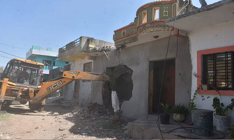 மத்திய பிரதேசம்:  சில்மிஷம், கொலை குற்றவாளிகளின் ரூ.1.5 கோடி மதிப்பிலான வீடுகள் இடித்து, தரைமட்டம்