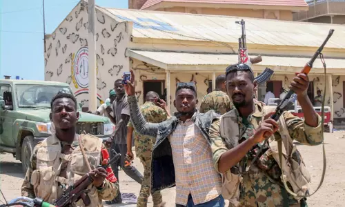 சூடானில் ராணுவ மோதல்; ஐரோப்பிய யூனியன் தூதர் மீது தாக்குதல் சூடானில் ராணுவ மோதல்; ஐரோப்பிய யூனியன் தூதர் மீது தாக்குதல்