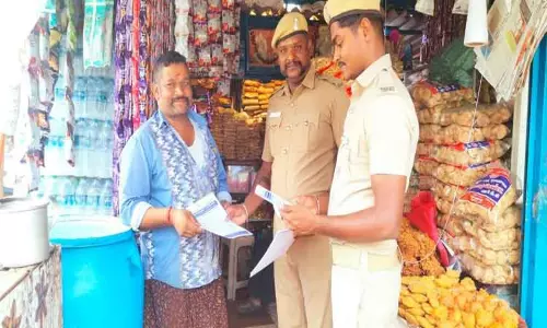 தீ விபத்துகளை தடுப்பது குறித்து பொதுமக்களுக்கு விழிப்புணர்வு துண்டு பிரசுரம் வினியோகம்