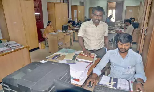 பொள்ளாச்சியில் கோரிக்கை அட்டை அணிந்து பணிபுரிந்்த அரசு ஊழியர்கள்