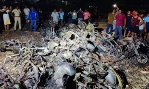 வாகன நிறுத்தத்தில் தீ; 15 இருசக்கர வாகனங்கள் எரிந்து நாசம்