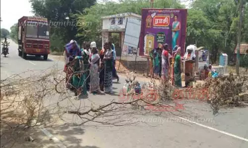குடிநீர் கேட்டு பெண்கள் சாலைமறியல் குடிநீர் கேட்டு பெண்கள் சாலைமறியல்