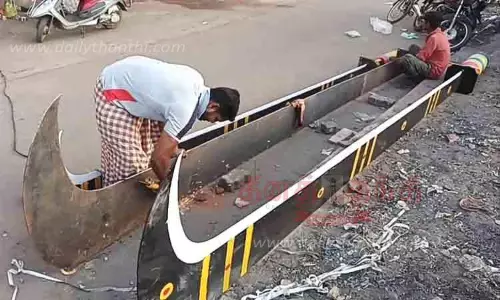 நேர்த்திக்கடனாக தயாரிக்கப்பட்ட 3 ராட்சத அரிவாள்கள்