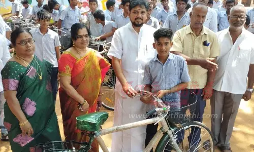 மாணவர்களுக்கு இலவச சைக்கிள்