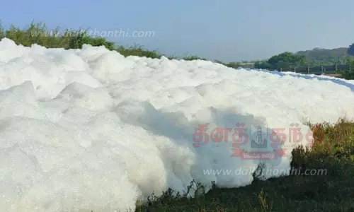 கெலவரப்பள்ளி அணையில் இருந்துவெளியேறும் ரசாயன நுரை