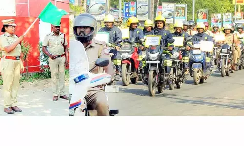 தீத்தடுப்பு குறித்து இருசக்கர வாகன விழிப்புணர்வு ஊர்வலம்