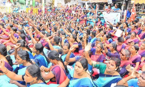 நாகர்கோவில் கலெக்டர் அலுவலகம் முன்பு அங்கன்வாடி பணியாளர்கள் தர்ணா போராட்டம்