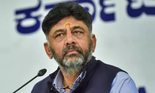 கர்நாடக காங்.தலைவர் டி.கே.சிவக்குமாரின் ஹெலிகாப்டரில் தேர்தல் அதிகாரிகள் திடீர் சோதனை கர்நாடக காங்.தலைவர் டி.கே.சிவக்குமாரின் ஹெலிகாப்டரில் தேர்தல் அதிகாரிகள் திடீர் சோதனை