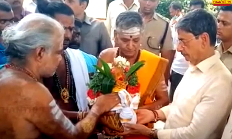 உத்தரகோசமங்கையில் உள்ள மங்களநாதர் சாமி கோவிலில் கவர்னர் ஆர்.என்.ரவி வழிபாடு