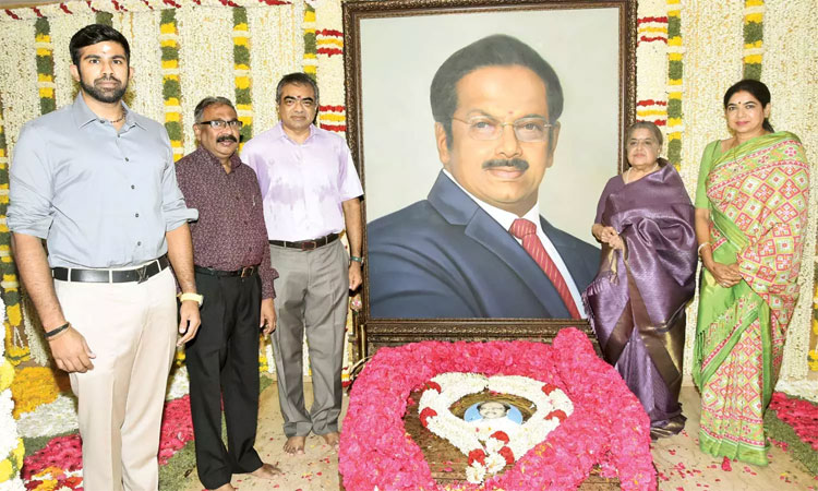 10-ம் ஆண்டு நினைவு நாள்: டாக்டர் பா.சிவந்தி ஆதித்தனார் நினைவு இல்லத்தில் மலர் அஞ்சலி