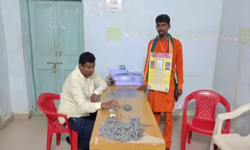 கர்நாடக சட்டசபை தேர்தல்; 1 ரூபாய் நாணயங்களாக சேகரித்து டெபாசிட் பணம் கட்டிய சுயேச்சை வேட்பாளர் கர்நாடக சட்டசபை தேர்தல்; 1 ரூபாய் நாணயங்களாக சேகரித்து டெபாசிட் பணம் கட்டிய சுயேச்சை வேட்பாளர்