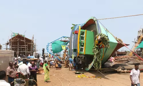 தூத்துக்குடியில் புதிய விசைப்படகை கடலில் இறக்கும் போது சரிந்து விழுந்து விபத்து