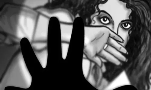 கள்ளக்காதலியுடன் சேர்ந்து மனைவிக்கு சித்ரவதை... கள்ளக்காதலியுடன் சேர்ந்து மனைவிக்கு சித்ரவதை...