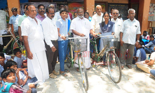 பள்ளி மாணவர்களுக்கு இலவச சைக்கிள் பள்ளி மாணவர்களுக்கு இலவச சைக்கிள்