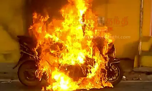 ஏ.டி.எம். மையம் முன்பு தீப்பிடித்து எரிந்த எலக்ட்ரிக் பைக்