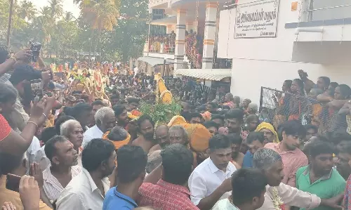 வீரபாண்டி கவுமாரியம்மன் கோவிலில் சித்திரை திருவிழா; கம்பம் நடுதலுடன் தொடங்கியது