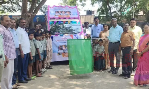 அரசு பள்ளிகளில் மாணவர்களை சேர்க்க வலியுறுத்தி விழிப்புணர்வு பிரசார வாகனம்