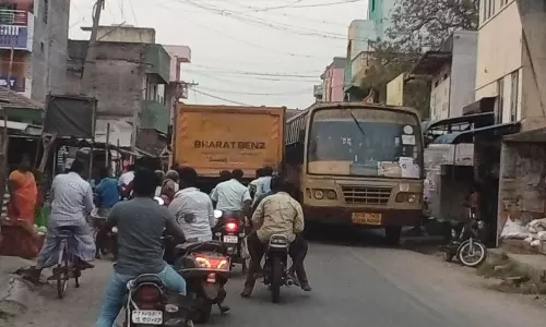 சாலை ஆக்கிரமிப்பால் அதிகரித்து வரும் விபத்துகள்