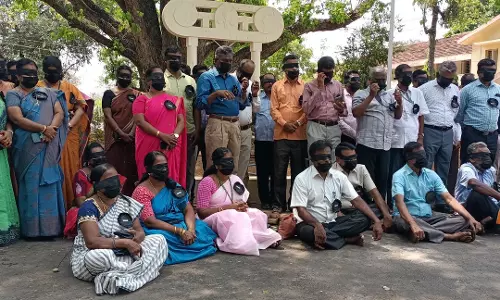 கண்களில் கருப்புத் துணியை கட்டி பேராசிரியர்கள் போராட்டம்