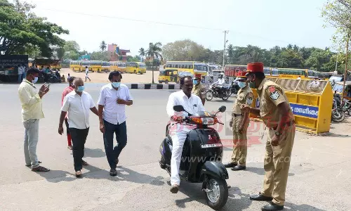 கோர்ட்டுக்கு வருவோர் போலீசாரால் கண்காணிப்பு