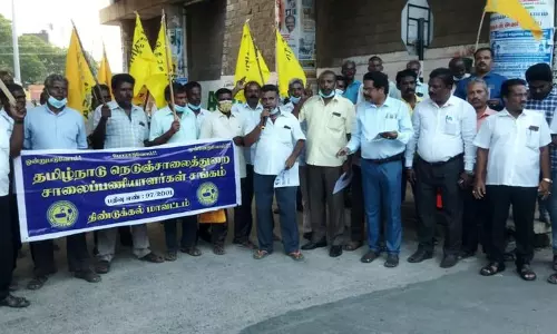 சாலை பணியாளர்கள் ஆர்ப்பாட்டம்