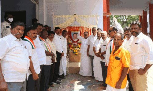 டாக்டர் பா.சிவந்தி ஆதித்தனார் உருவப்படத்திற்கு மலர் தூவி மரியாதை