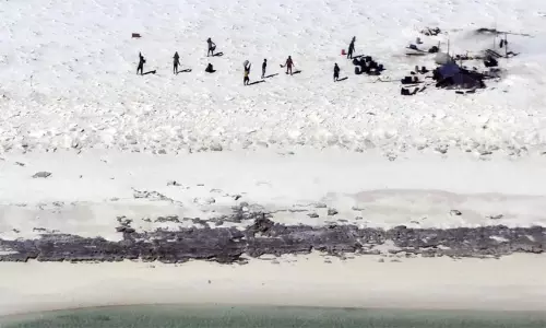 சிறிய தீவில் உணவு, தண்ணீர் இன்றி 6 நாட்களாக பரிதவித்த 11 மீனவர்கள்..!! சிறிய தீவில் உணவு, தண்ணீர் இன்றி 6 நாட்களாக பரிதவித்த 11 மீனவர்கள்..!!