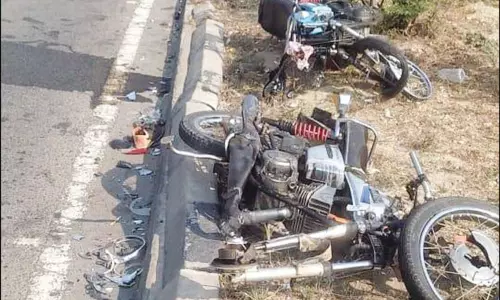 தேசிய நெடுஞ்சாலையில் வீலிங் சாகசம் மோட்டார் சைக்கிள்கள் நேருக்குநேர் மோதியதில் 2 வாலிபர்கள் பலி