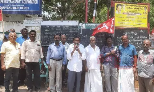 கன்னியாகுமரியில் அரசு விரைவு போக்குவரத்து கழக தொழிலாளர்கள் ஆர்ப்பாட்டம்