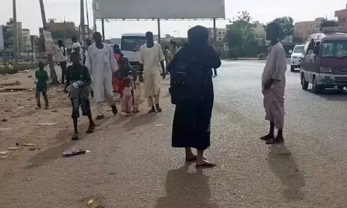 சூடானில் 24 மணி நேரம் போர் நிறுத்தம்: இந்தியர்கள் வெளியேற முடியாமல் தவிப்பு சூடானில் 24 மணி நேரம் போர் நிறுத்தம்: இந்தியர்கள் வெளியேற முடியாமல் தவிப்பு