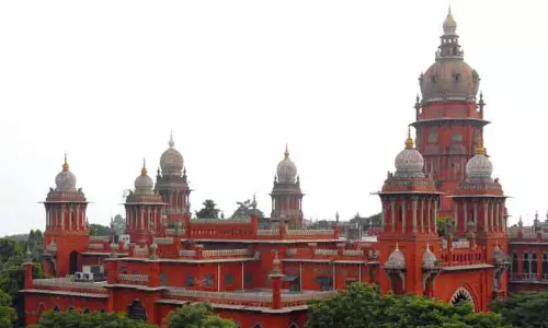 லூப் சாலை ஆக்கிரமிப்பு விவகாரத்தை அரசியலாக்க கூடாது - ஐகோர்ட்டு கருத்து லூப் சாலை ஆக்கிரமிப்பு விவகாரத்தை அரசியலாக்க கூடாது - ஐகோர்ட்டு கருத்து