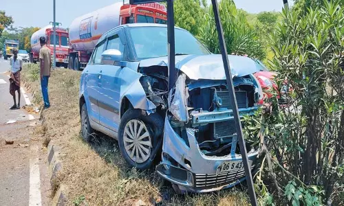 பரனூர் சுங்கச்சாவடி அருகே வழிகாட்டி பெயர் பலகையில் மோதி நின்ற கார்