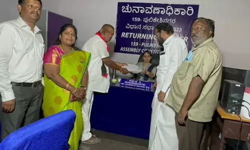 கர்நாடக தேர்தல் - புலிகேசி நகர் தொகுதியில் அதிமுக வேட்பாளர் அன்பரசன் வேட்புமனு தாக்கல்