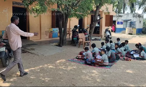 வகுப்பறை கட்டாததை கண்டித்து பெற்றோர்கள் போராட்டம்