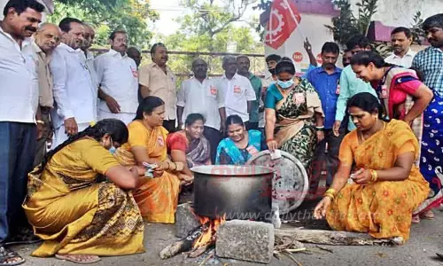 பஞ்சாலை வாயில் முன்பு கஞ்சி காய்ச்சும் போராட்டம்