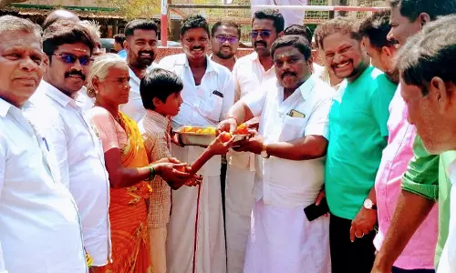 அ.தி.மு.க.வினர் இனிப்பு வழங்கி கொண்டாட்டம்