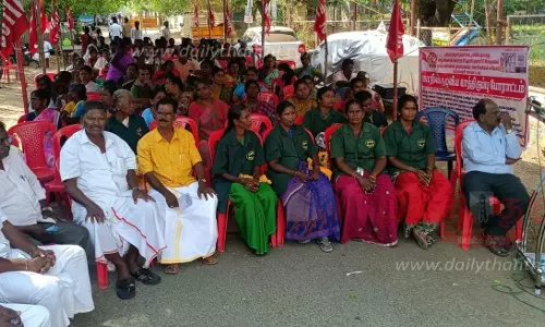 தர்மபுரியில்தூய்மை பணியாளர்கள் காத்திருப்பு போராட்டம்
