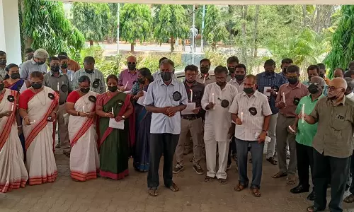 மெழுகுவர்த்தி ஏந்தி பேராசிரியர்கள் போராட்டம்