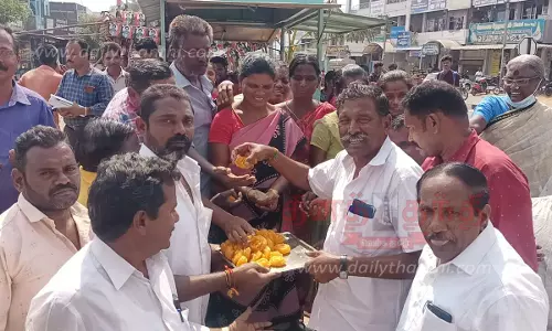 அ.தி.மு.க.வினர் இனிப்பு வழங்கி கொண்டாட்டம்