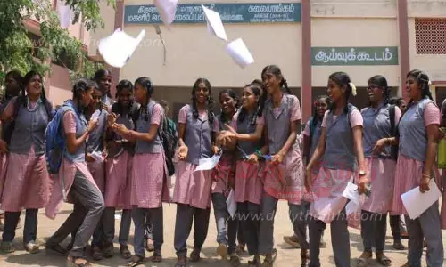 10-ம் வகுப்பு பொதுத்தேர்வு முடிந்து பிரியாவிடை பெற்ற மாணவர்கள் 10-ம் வகுப்பு பொதுத்தேர்வு முடிந்து பிரியாவிடை பெற்ற மாணவர்கள்