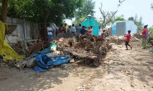 சிதம்பரம் அருகேநீர்நிலையை ஆக்கிரமித்து கட்டப்பட்ட 9 வீடுகளை இடிக்கும் பணி தொடக்கம்பொதுப்பணித்துறை அதிகாரிகள் நடவடிக்கை சிதம்பரம் அருகேநீர்நிலையை ஆக்கிரமித்து கட்டப்பட்ட 9 வீடுகளை இடிக்கும் பணி தொடக்கம்பொதுப்பணித்துறை அதிகாரிகள் நடவடிக்கை