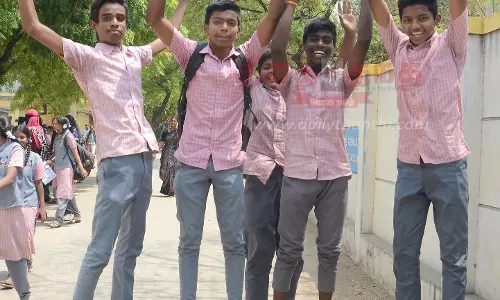 10-ம் வகுப்பு தேர்வுகள் நிறைவு; உற்சாகமாக கொண்டாடிய மாணவ- மாணவிகள்செல்பி எடுத்து மகிழ்ந்தனர்
