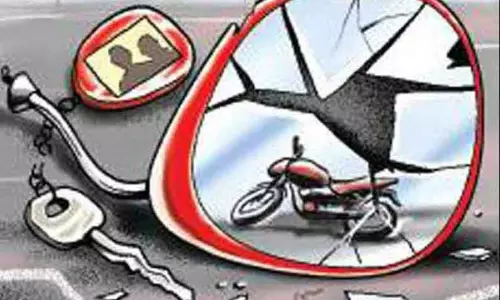 சாலையோரம் தூங்கிய போது மோட்டார் சைக்கிள் மோதி தொழிலாளி பலி சாலையோரம் தூங்கிய போது மோட்டார் சைக்கிள் மோதி தொழிலாளி பலி