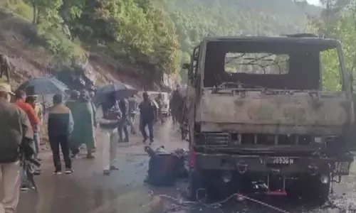 காஷ்மீரில் ராணுவ வாகனம் மீது பயங்கரவாதிகள் தாக்குதல்; 5 வீரர்கள் பலி - விசாரணை தீவிரம்