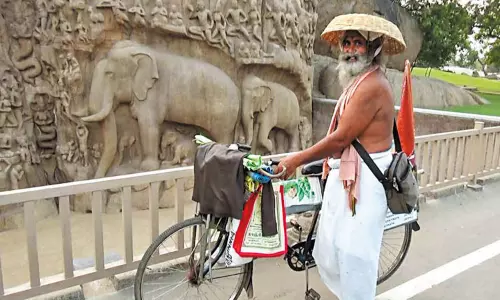 புண்ணிய தலங்களுக்கு சைக்கிள் பயணம் மேற்கொள்ளும் முதியவர் புண்ணிய தலங்களுக்கு சைக்கிள் பயணம் மேற்கொள்ளும் முதியவர்